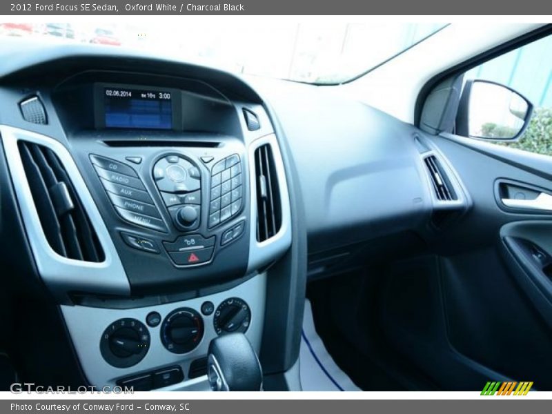 Oxford White / Charcoal Black 2012 Ford Focus SE Sedan