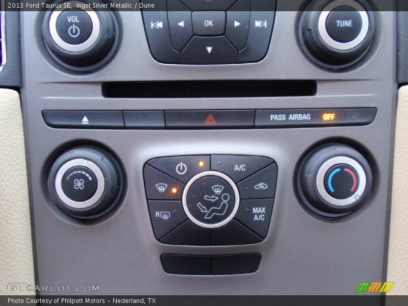 Ingot Silver Metallic / Dune 2013 Ford Taurus SE