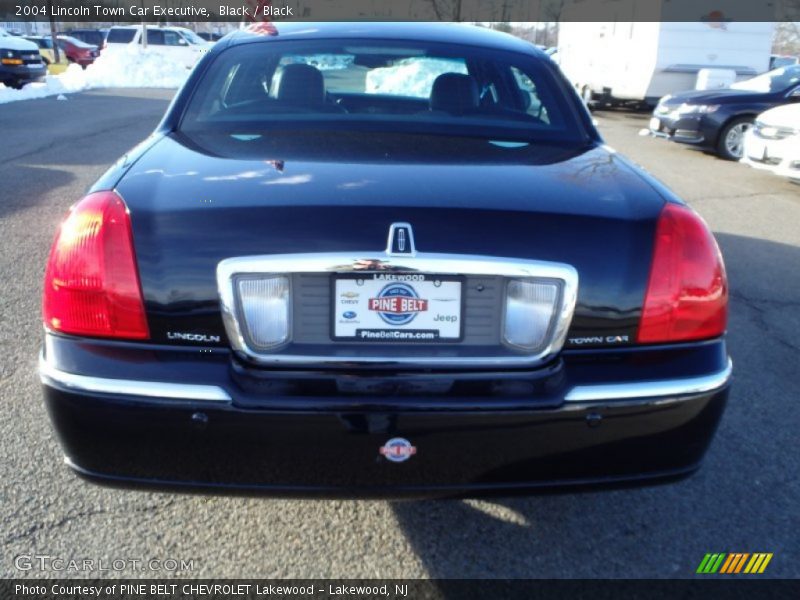 Black / Black 2004 Lincoln Town Car Executive