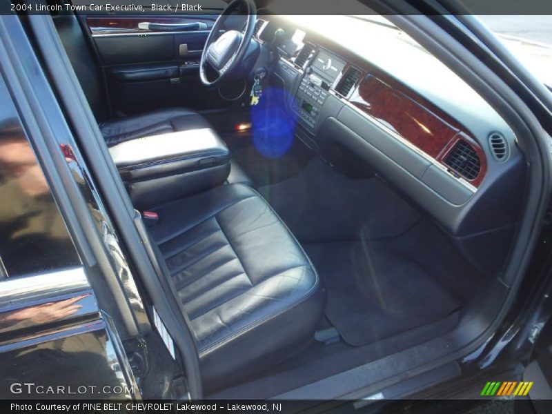 Black / Black 2004 Lincoln Town Car Executive