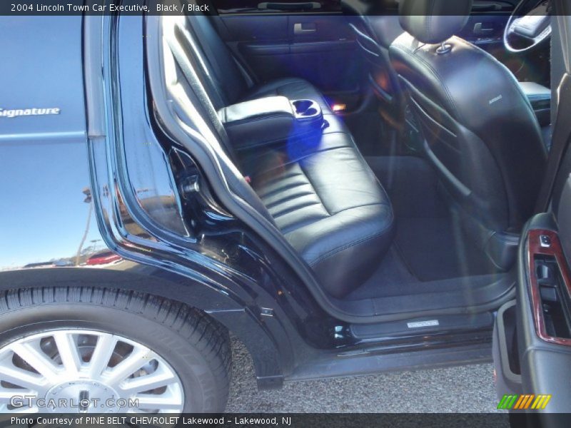 Black / Black 2004 Lincoln Town Car Executive