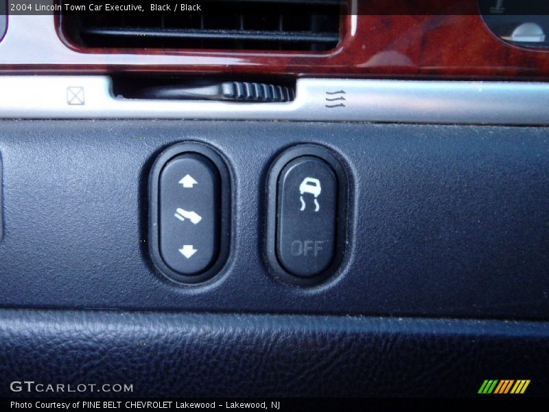 Black / Black 2004 Lincoln Town Car Executive