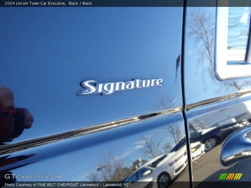 Black / Black 2004 Lincoln Town Car Executive