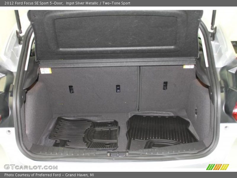 Ingot Silver Metallic / Two-Tone Sport 2012 Ford Focus SE Sport 5-Door