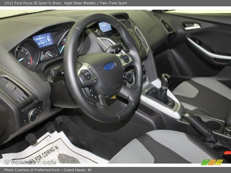 Ingot Silver Metallic / Two-Tone Sport 2012 Ford Focus SE Sport 5-Door