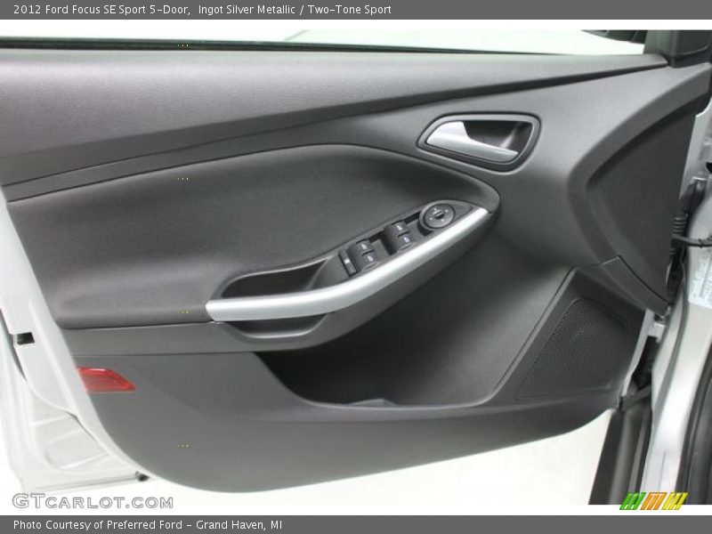 Ingot Silver Metallic / Two-Tone Sport 2012 Ford Focus SE Sport 5-Door