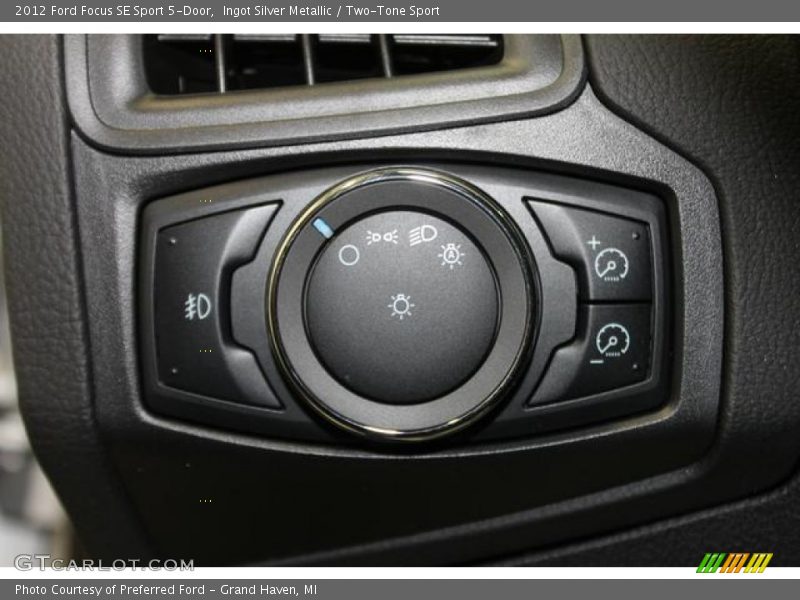 Ingot Silver Metallic / Two-Tone Sport 2012 Ford Focus SE Sport 5-Door