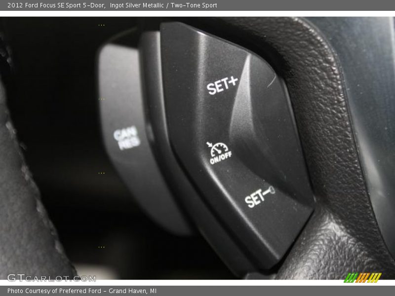 Ingot Silver Metallic / Two-Tone Sport 2012 Ford Focus SE Sport 5-Door