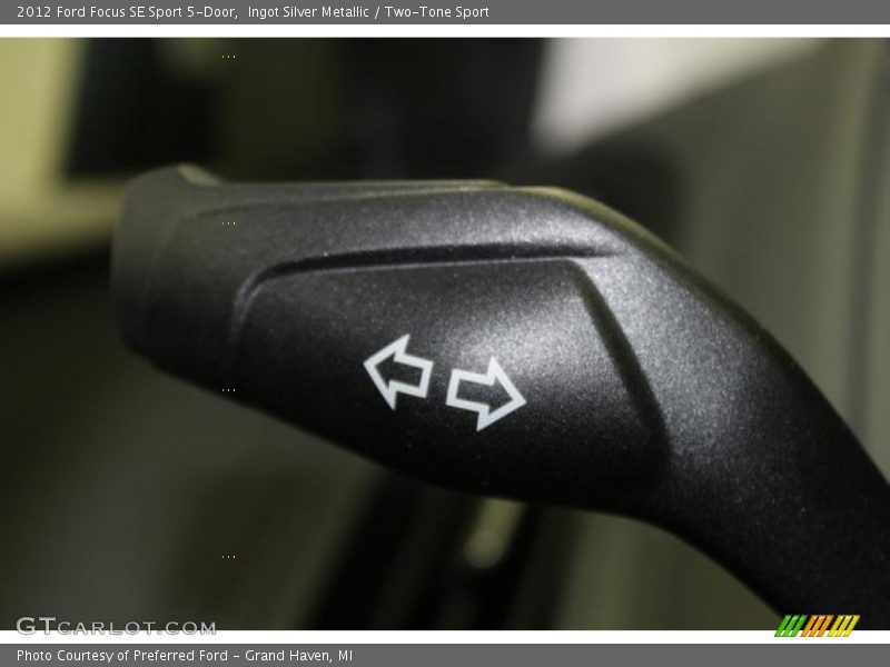 Ingot Silver Metallic / Two-Tone Sport 2012 Ford Focus SE Sport 5-Door