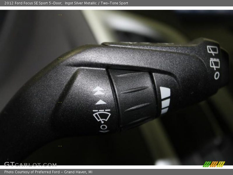 Ingot Silver Metallic / Two-Tone Sport 2012 Ford Focus SE Sport 5-Door