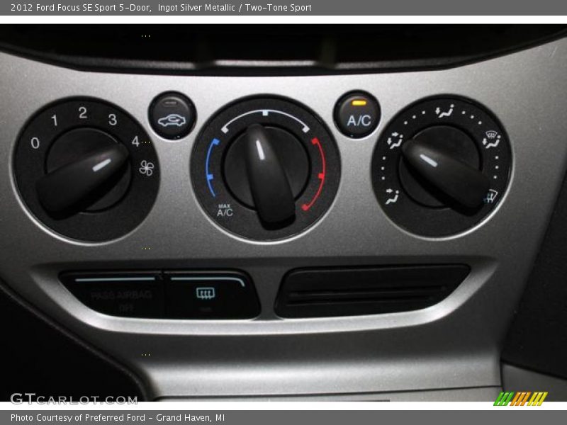 Ingot Silver Metallic / Two-Tone Sport 2012 Ford Focus SE Sport 5-Door