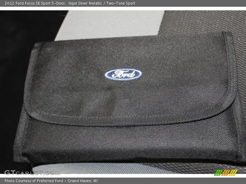 Ingot Silver Metallic / Two-Tone Sport 2012 Ford Focus SE Sport 5-Door