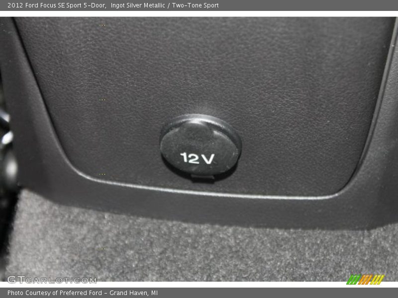Ingot Silver Metallic / Two-Tone Sport 2012 Ford Focus SE Sport 5-Door
