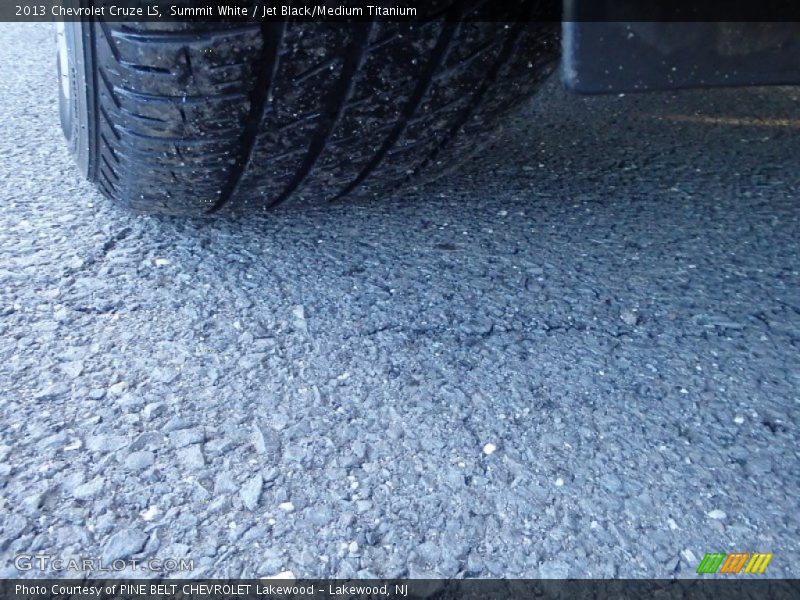 Summit White / Jet Black/Medium Titanium 2013 Chevrolet Cruze LS