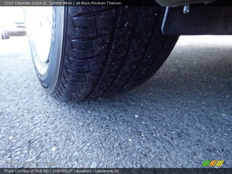 Summit White / Jet Black/Medium Titanium 2013 Chevrolet Cruze LS