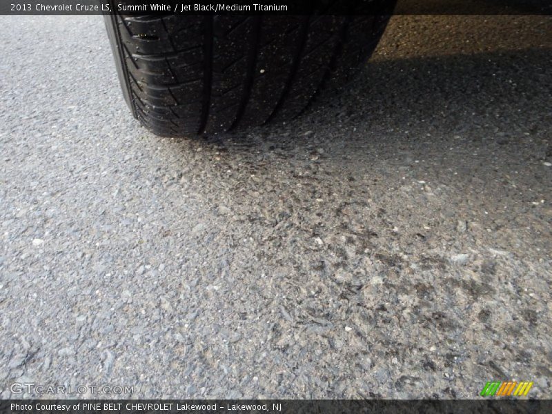 Summit White / Jet Black/Medium Titanium 2013 Chevrolet Cruze LS