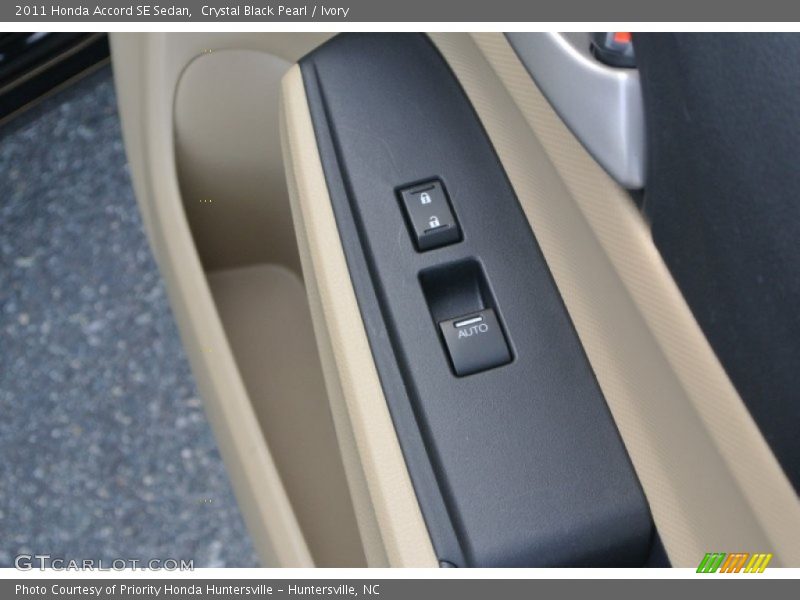Crystal Black Pearl / Ivory 2011 Honda Accord SE Sedan