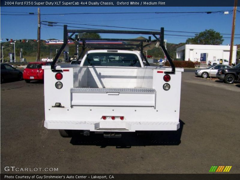 Oxford White / Medium Flint 2004 Ford F350 Super Duty XLT SuperCab 4x4 Dually Chassis