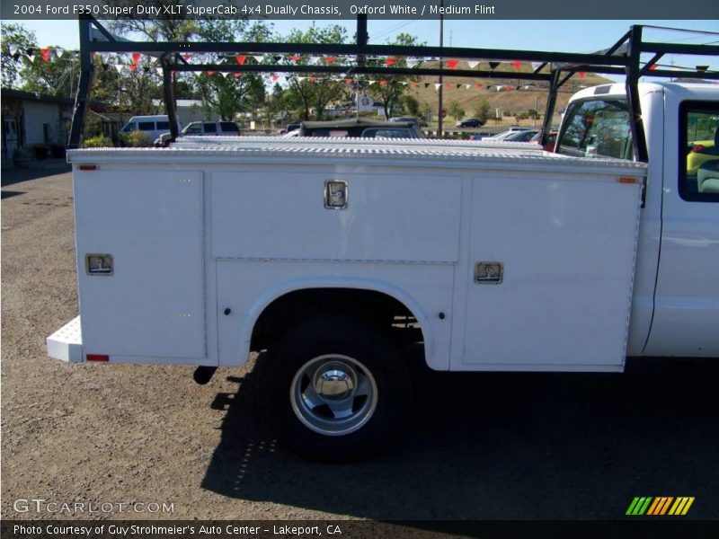Oxford White / Medium Flint 2004 Ford F350 Super Duty XLT SuperCab 4x4 Dually Chassis