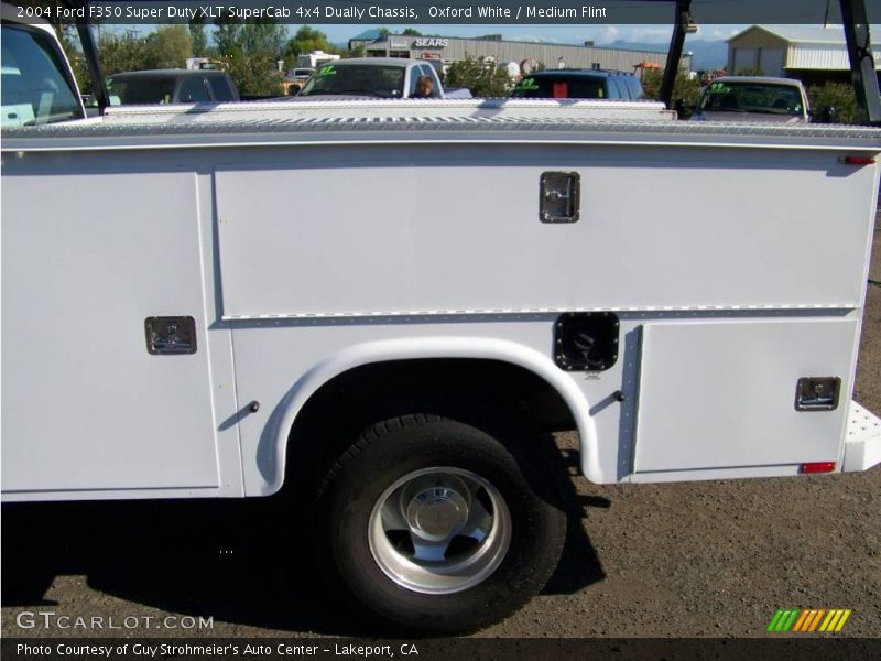 Oxford White / Medium Flint 2004 Ford F350 Super Duty XLT SuperCab 4x4 Dually Chassis