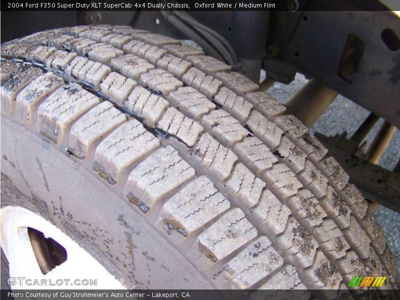 Oxford White / Medium Flint 2004 Ford F350 Super Duty XLT SuperCab 4x4 Dually Chassis