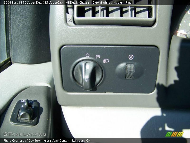 Oxford White / Medium Flint 2004 Ford F350 Super Duty XLT SuperCab 4x4 Dually Chassis