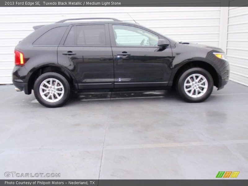 Tuxedo Black Metallic / Medium Light Stone 2013 Ford Edge SE