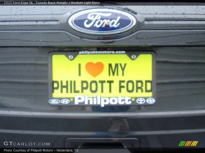 Tuxedo Black Metallic / Medium Light Stone 2013 Ford Edge SE