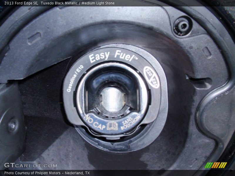 Tuxedo Black Metallic / Medium Light Stone 2013 Ford Edge SE