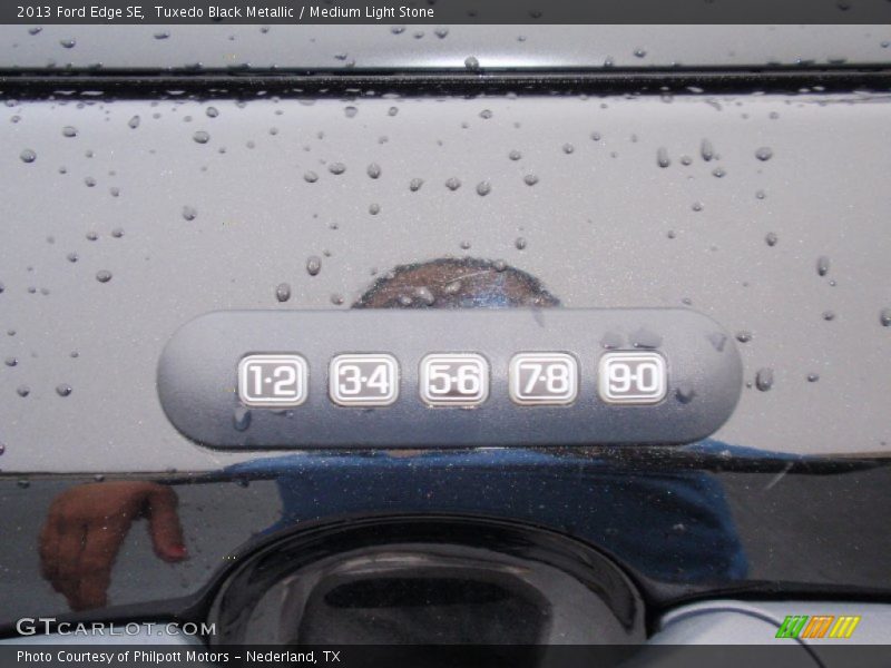Tuxedo Black Metallic / Medium Light Stone 2013 Ford Edge SE