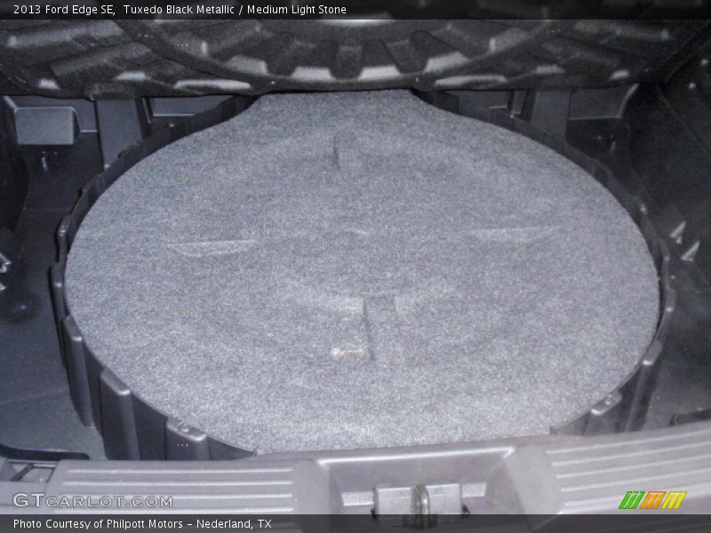 Tuxedo Black Metallic / Medium Light Stone 2013 Ford Edge SE