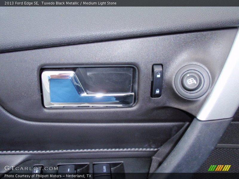 Tuxedo Black Metallic / Medium Light Stone 2013 Ford Edge SE