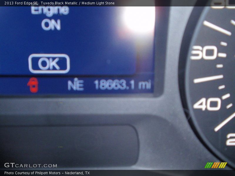Tuxedo Black Metallic / Medium Light Stone 2013 Ford Edge SE
