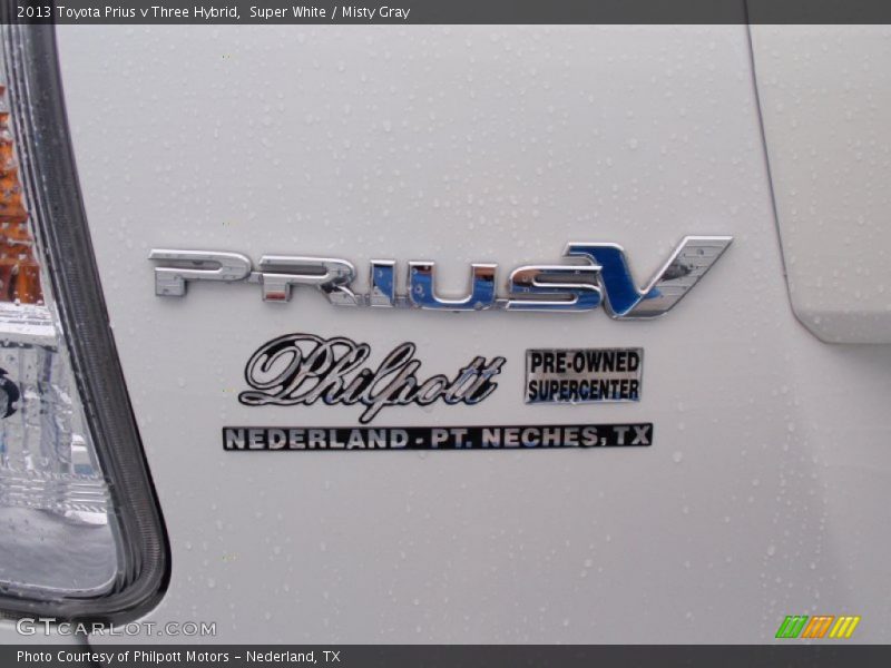 Super White / Misty Gray 2013 Toyota Prius v Three Hybrid