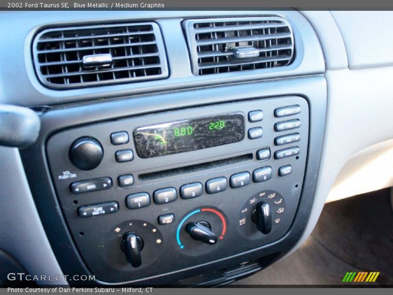 Blue Metallic / Medium Graphite 2002 Ford Taurus SE