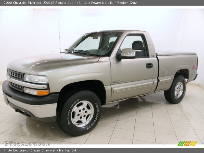 Front 3/4 View of 2000 Silverado 1500 LS Regular Cab 4x4