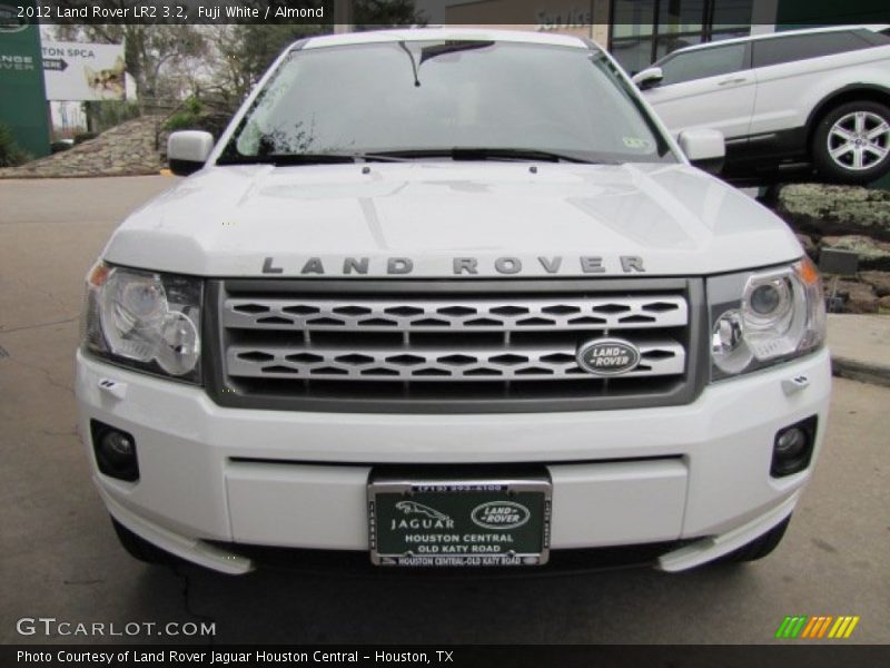 Fuji White / Almond 2012 Land Rover LR2 3.2