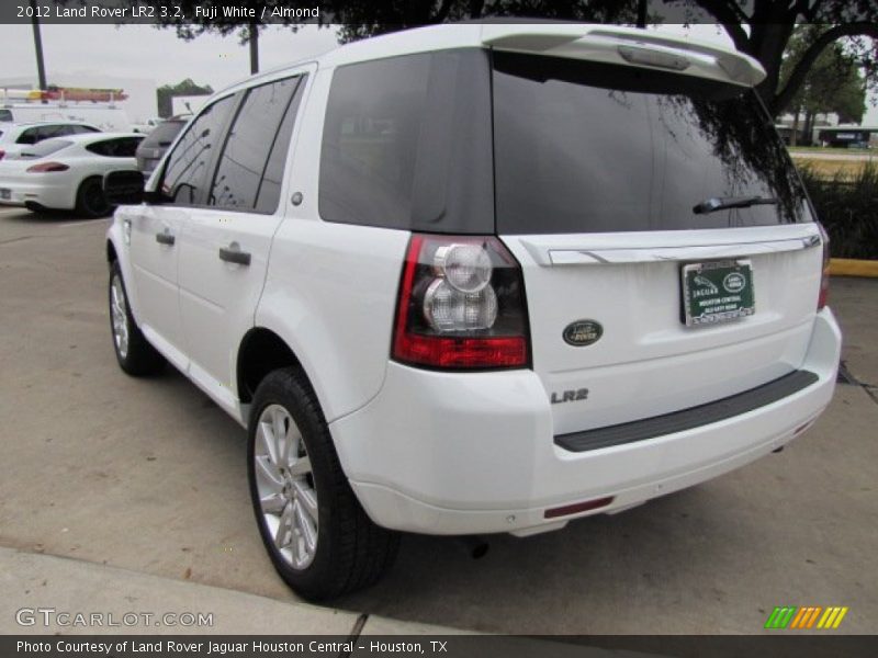 Fuji White / Almond 2012 Land Rover LR2 3.2