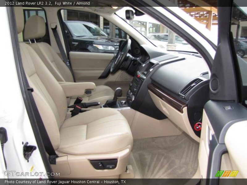 Fuji White / Almond 2012 Land Rover LR2 3.2