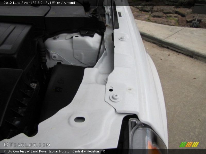 Fuji White / Almond 2012 Land Rover LR2 3.2