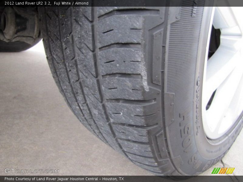 Fuji White / Almond 2012 Land Rover LR2 3.2