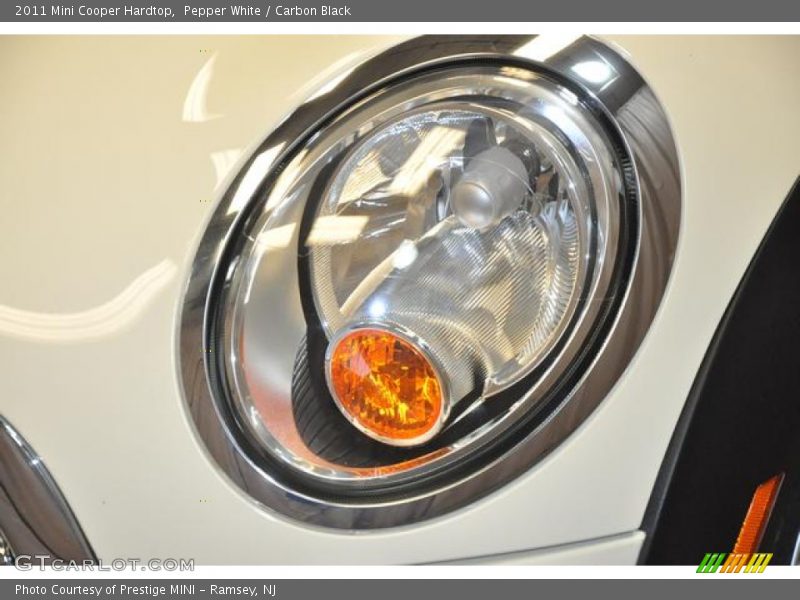 Pepper White / Carbon Black 2011 Mini Cooper Hardtop