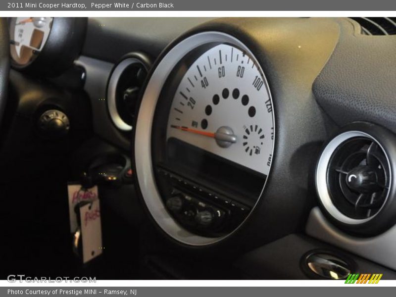 Pepper White / Carbon Black 2011 Mini Cooper Hardtop