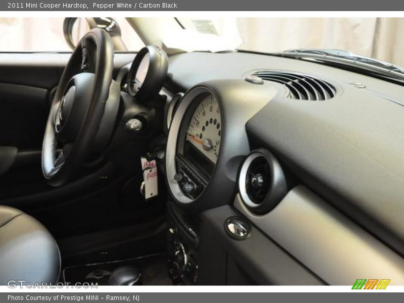 Pepper White / Carbon Black 2011 Mini Cooper Hardtop