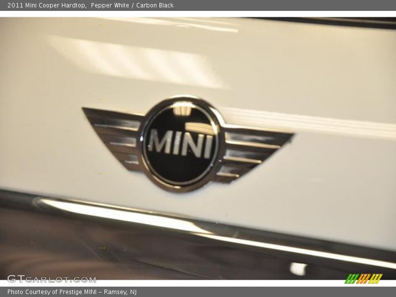 Pepper White / Carbon Black 2011 Mini Cooper Hardtop