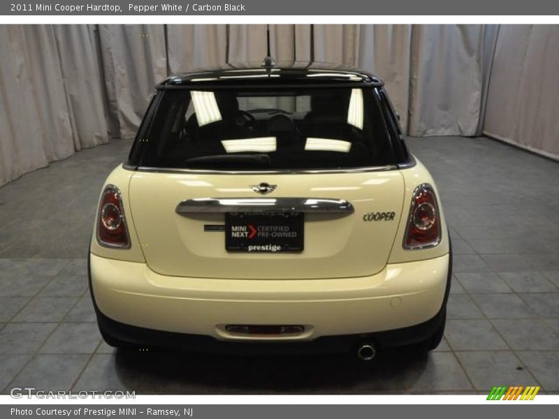Pepper White / Carbon Black 2011 Mini Cooper Hardtop