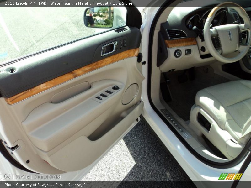 White Platinum Metallic Tri-Coat / Light Stone 2010 Lincoln MKT FWD