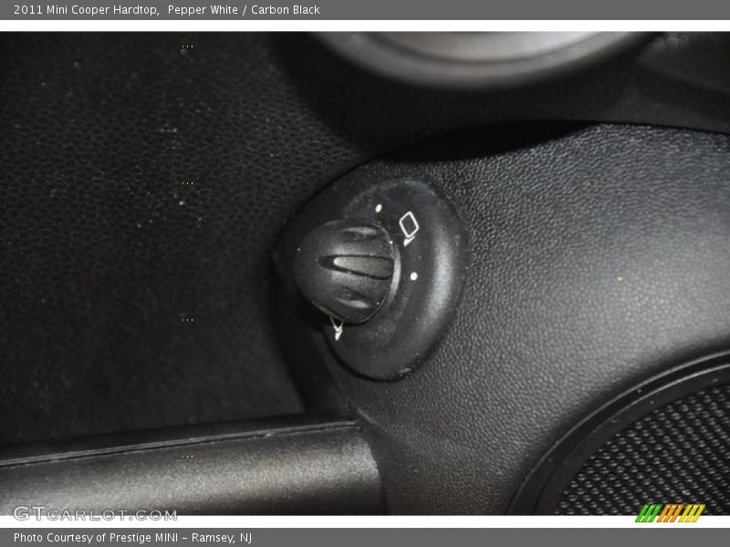 Pepper White / Carbon Black 2011 Mini Cooper Hardtop