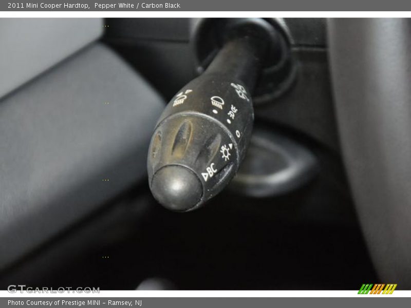 Pepper White / Carbon Black 2011 Mini Cooper Hardtop