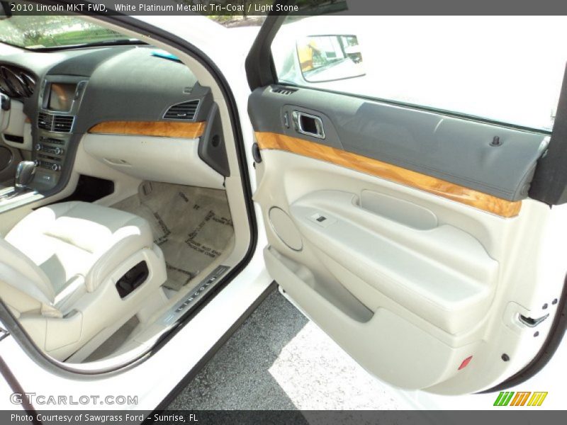 White Platinum Metallic Tri-Coat / Light Stone 2010 Lincoln MKT FWD